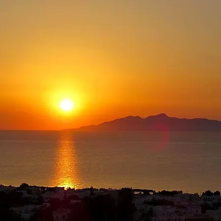Acropole Sunrise Aparthotel Kamári